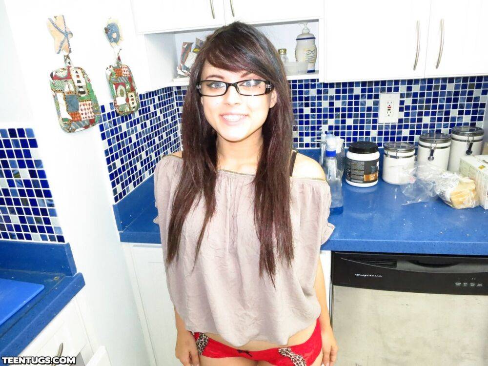 Nerdy teen Oxuanna Envy flaunts her bare ass after a kitchen handjob - #12