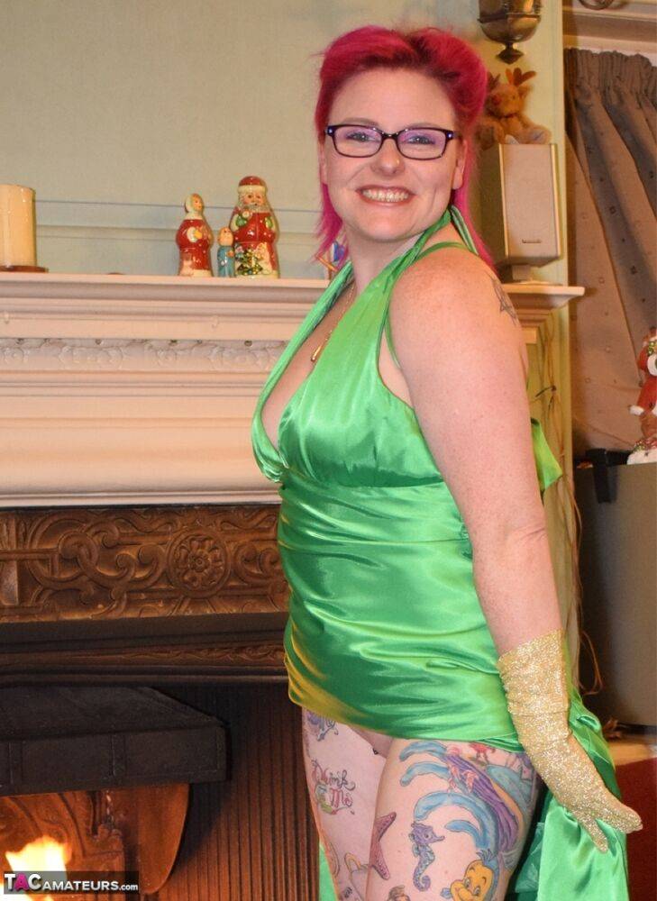 Tattooed amateur Mollie Foxxx exposes herself afore a fireplace in a dress | Photo: 2227595