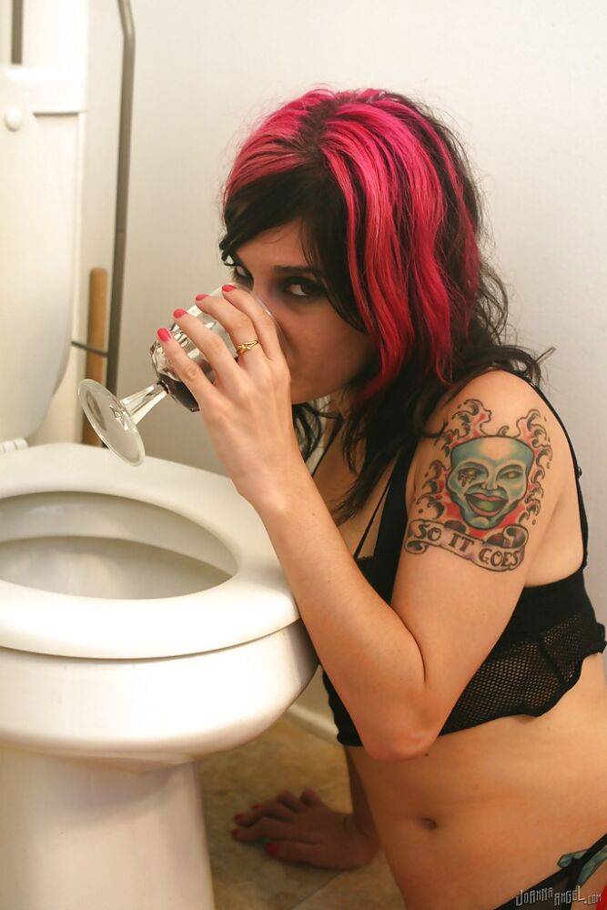 Amateur posing session with a marvelous beauty Joanna Angel in bathroom - #16