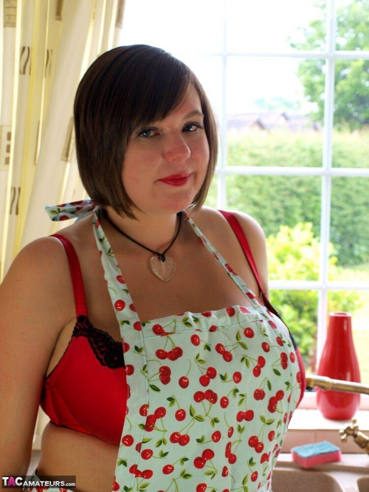 Fat amateur Roxy bares her huge tits in pretties and a kitchen apron - #16