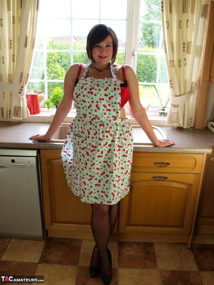 Fat amateur Roxy bares her huge tits in pretties and a kitchen apron - #5