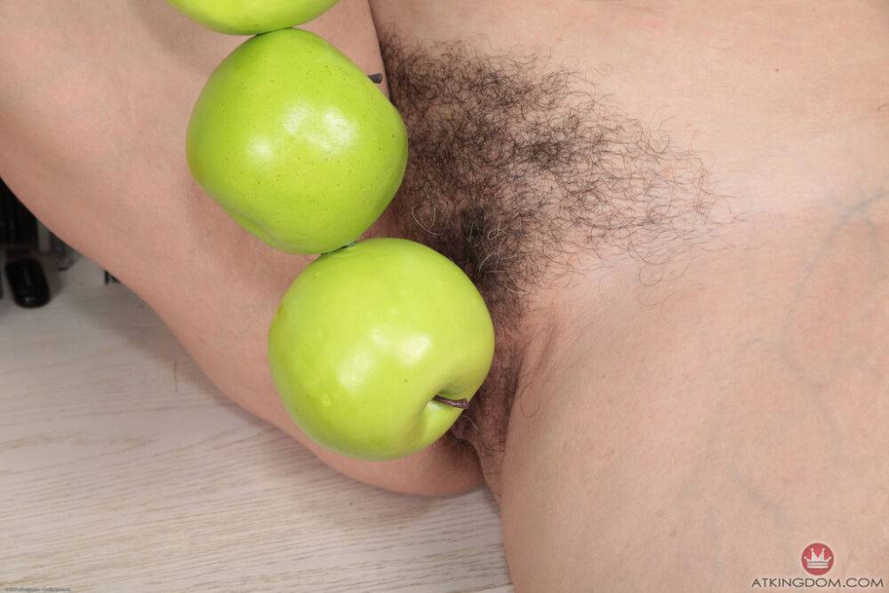 Hot mature chick Karolina plays with a bunch of apples touching her hairy twat - #2