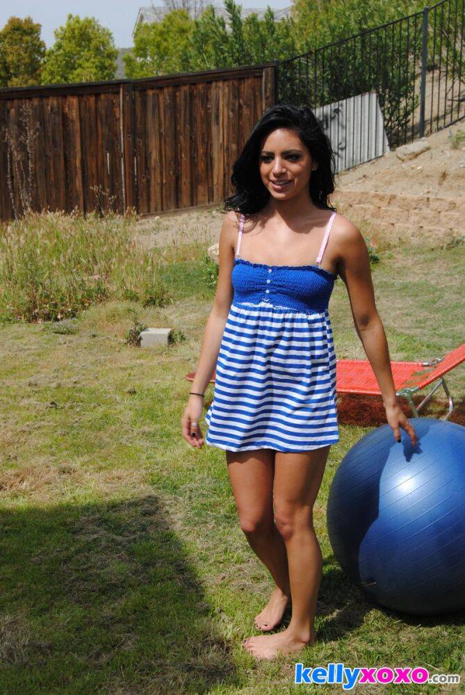 Cute brunette Kelly Xoxo gets totally naked on a medicine ball in a yard - #4