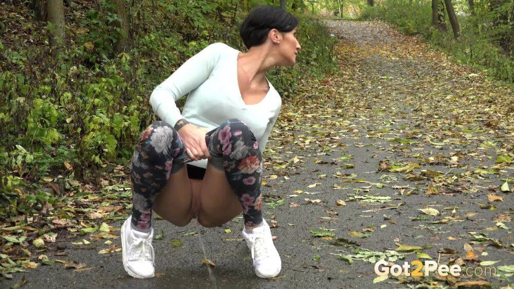 Female jogger Gabriellla Gucci pulls down her leggings for a pee in the woods - #9