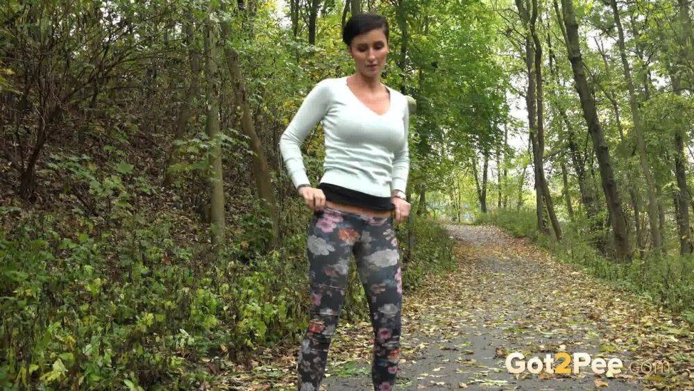 Female jogger Gabriellla Gucci pulls down her leggings for a pee in the woods - #7