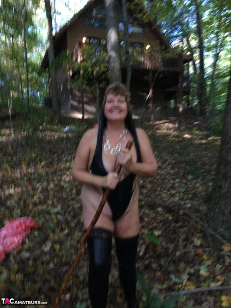 Thick amateur Busty Bliss exposes her natural tits while hiking in the forest - #11