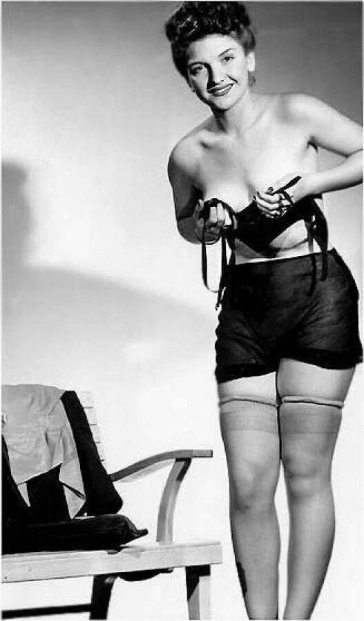 Models of yore removing bras and girdles to flaunt their stuff in vintage porn - #4