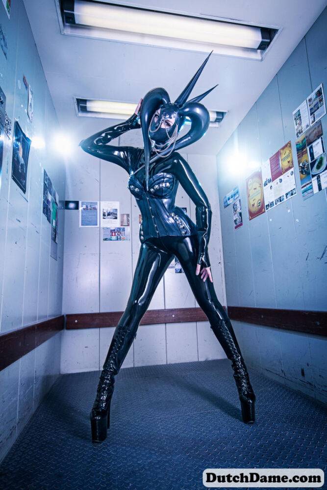 Solo models strike great poses in latex clothing and boots - #3