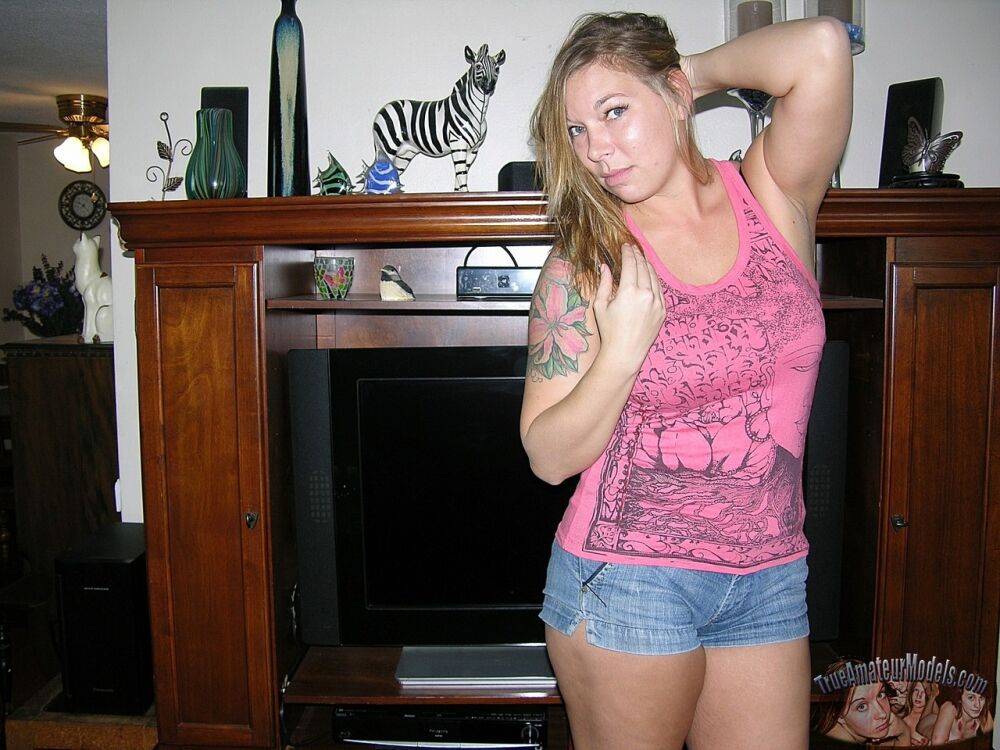 Thick amateur Valerie casually disrobes for her first nude poses - #10