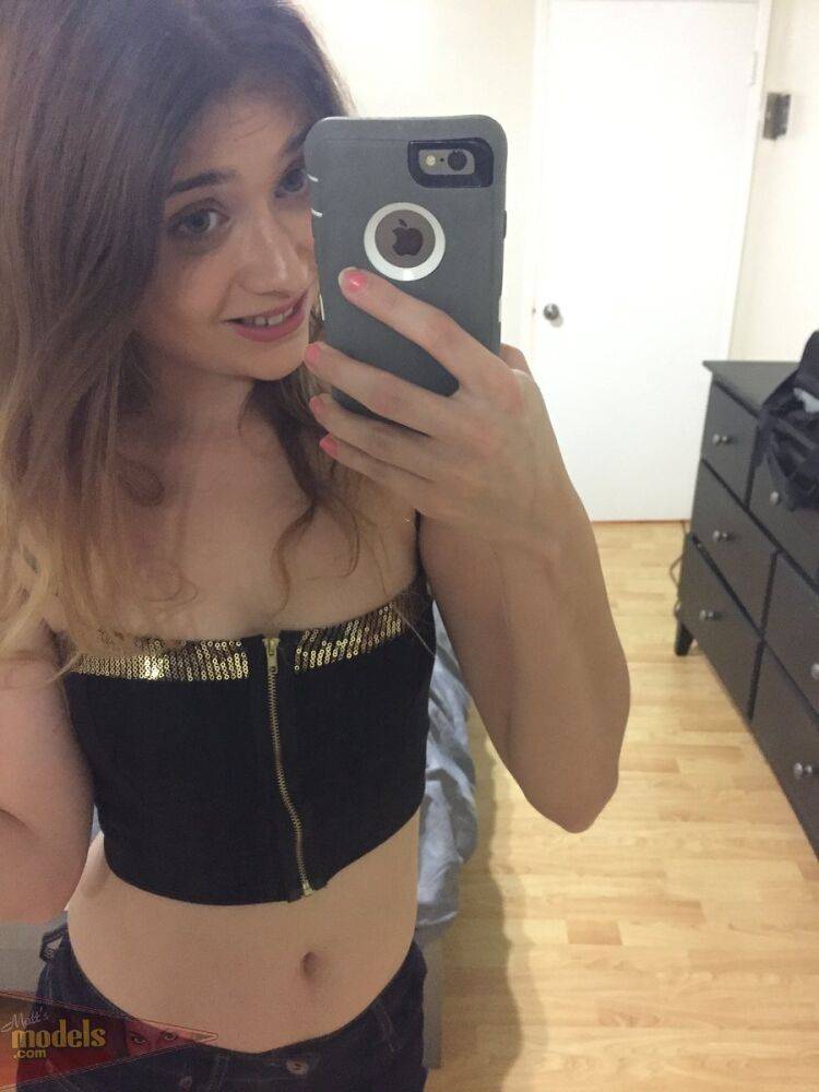 Amateur model Ariel Mc Gwire takes totally naked selfies in the mirror - #10