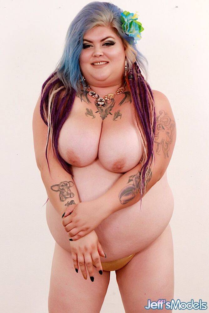 Obese woman Sasha Syren wears a flower in dyed hair while showing her pussy - #12