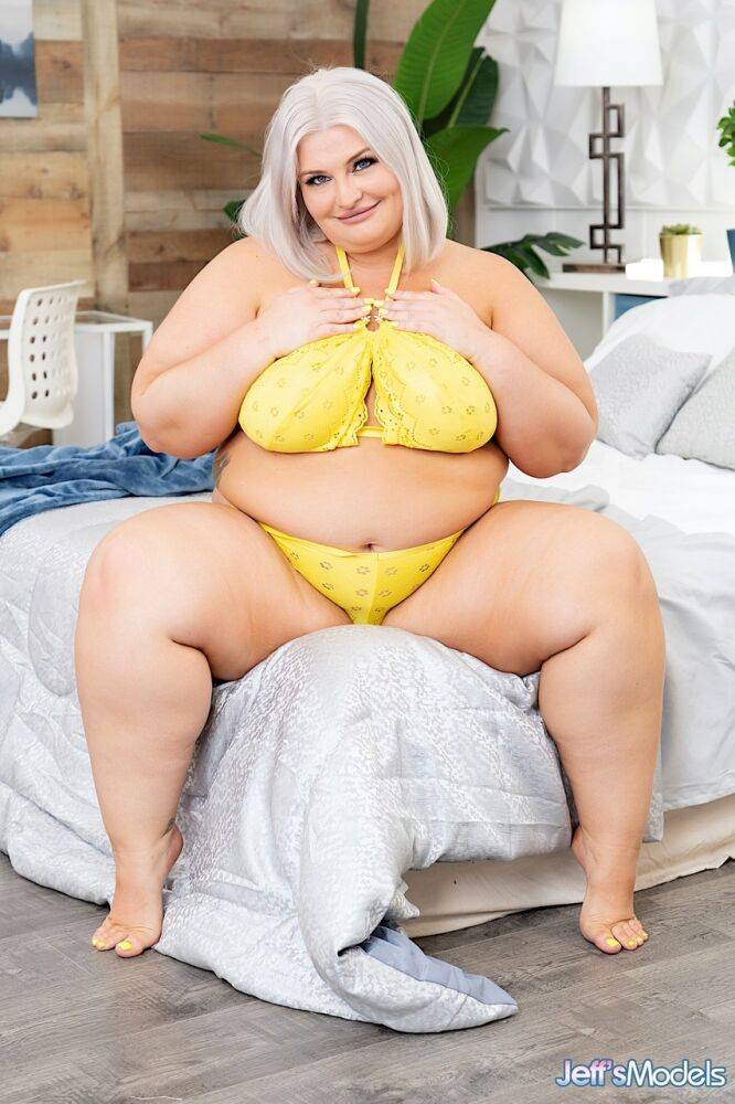 Platinum blonde SSBBW Tiffany Star gets totally naked on top of a bed | Photo: 2714585