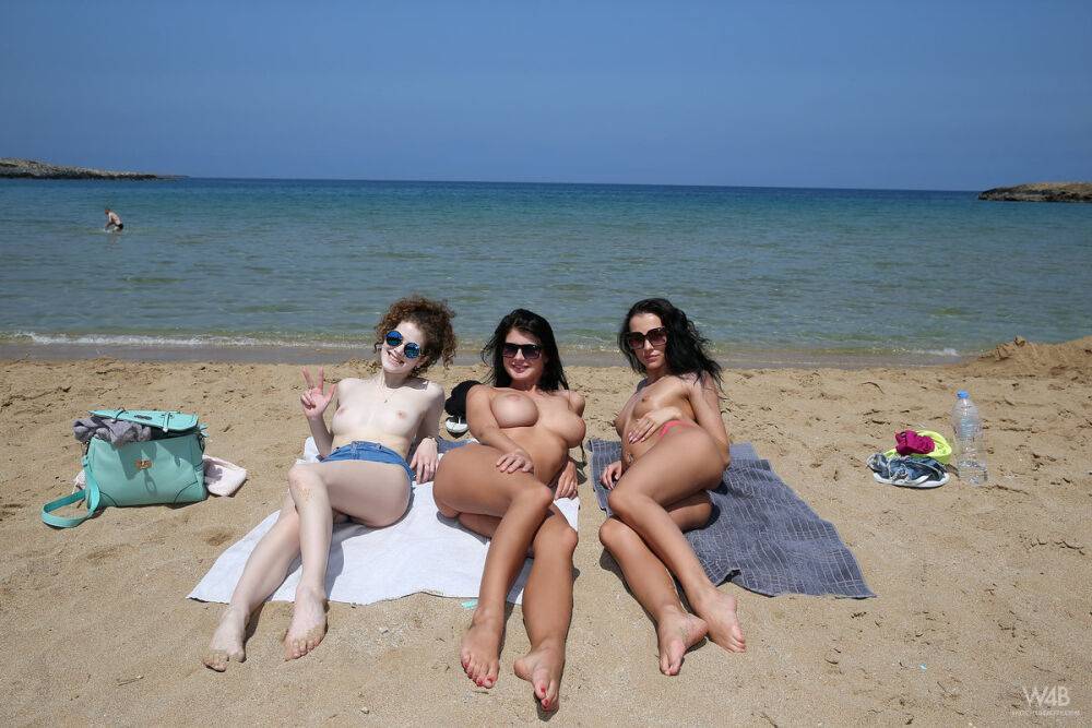 Teen girls Lucy and Heidi along with a friend of theirs get naked at a resort - #10