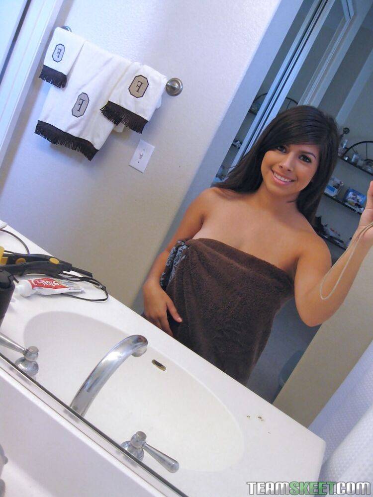 Big busted latina hottie Layla Rose picturing herself in the bath - #10