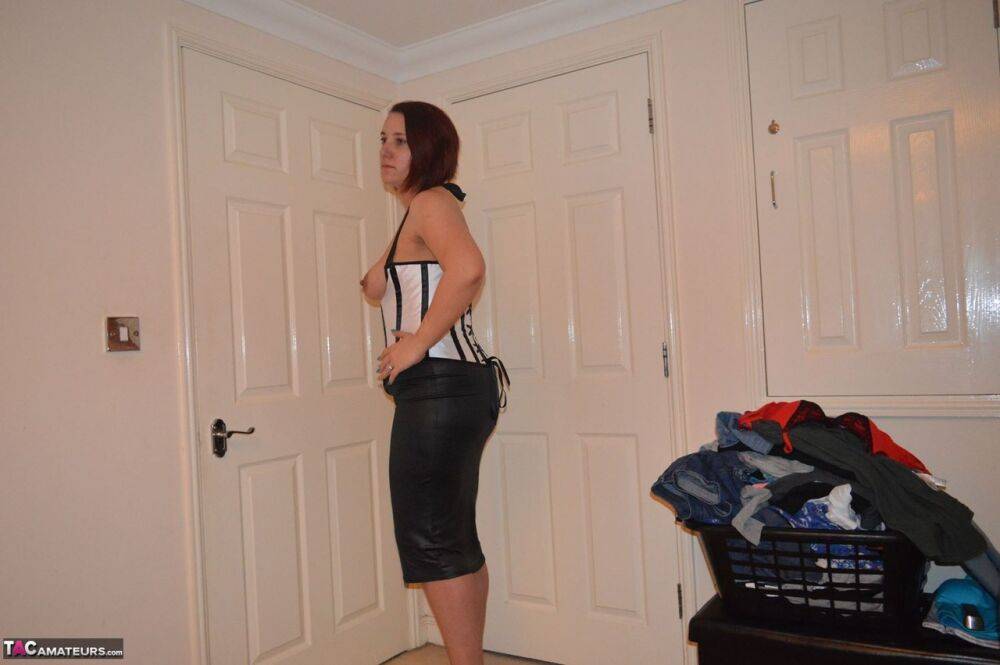 Amateur woman Sara Banks hikes up her leather skirt well in her bedroom - #5