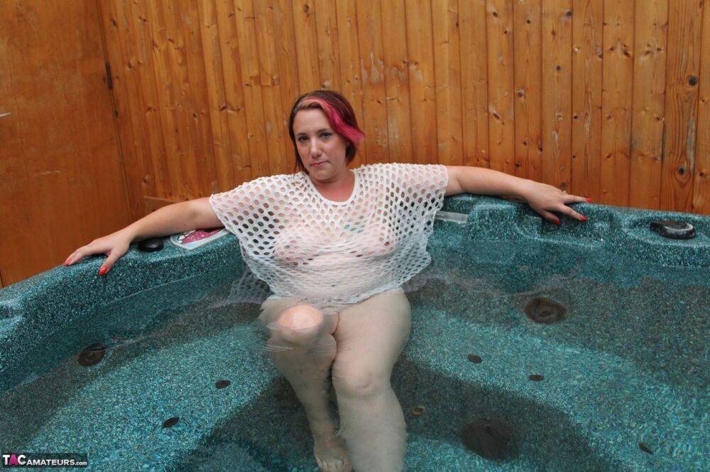 Mature plumper Sara Banks gets totally naked in an outdoor hot tub - #5