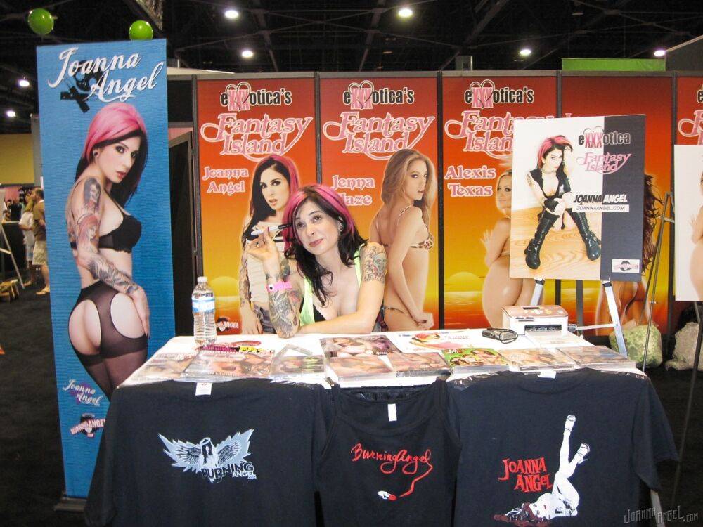 Pornstars Joanna Angel and Jenna Haze meet and greet fans at a XXX convention - #12
