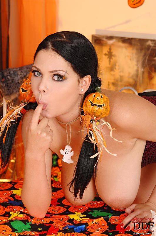 Sexy girl Shione Cooper looses her hooters before pussy play at Halloween - #11