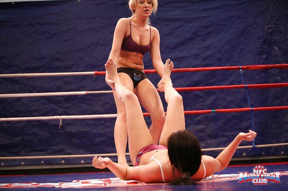 Catfight lesbians having a hardcore pussy licking at the ring - #1