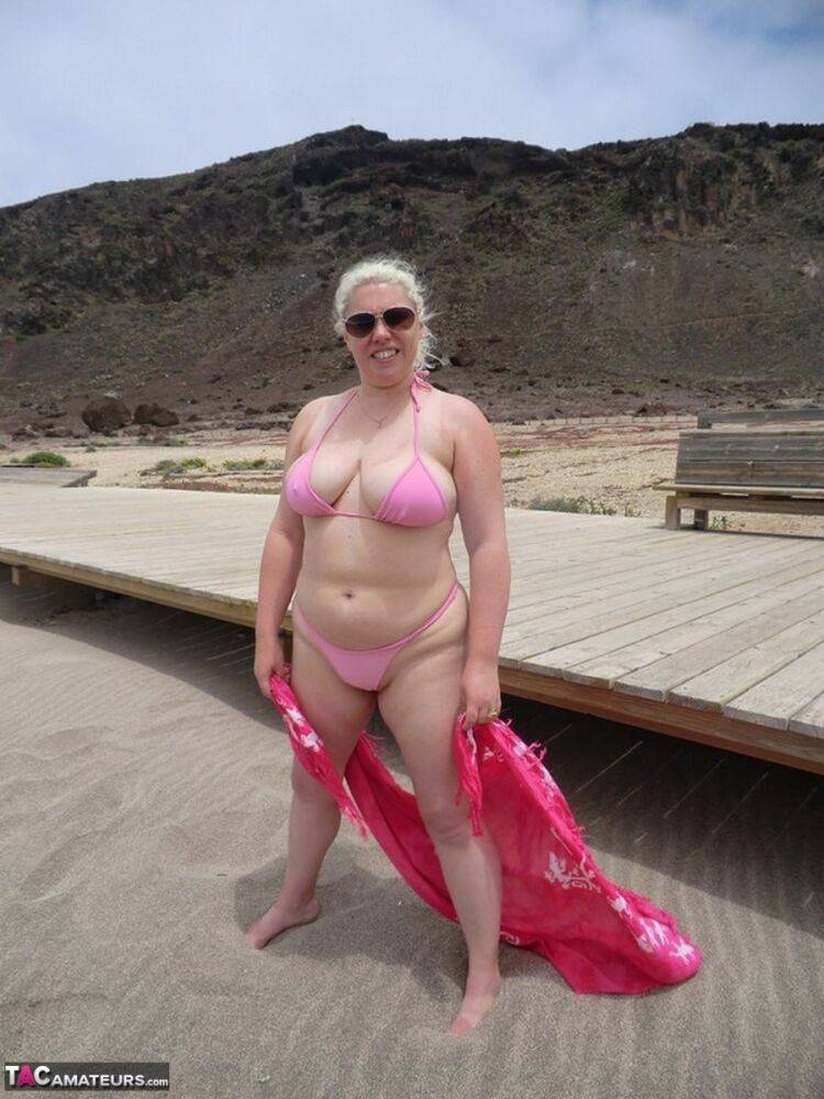 Older platinum blonde Barby exposes her plump body at the seaside - #9