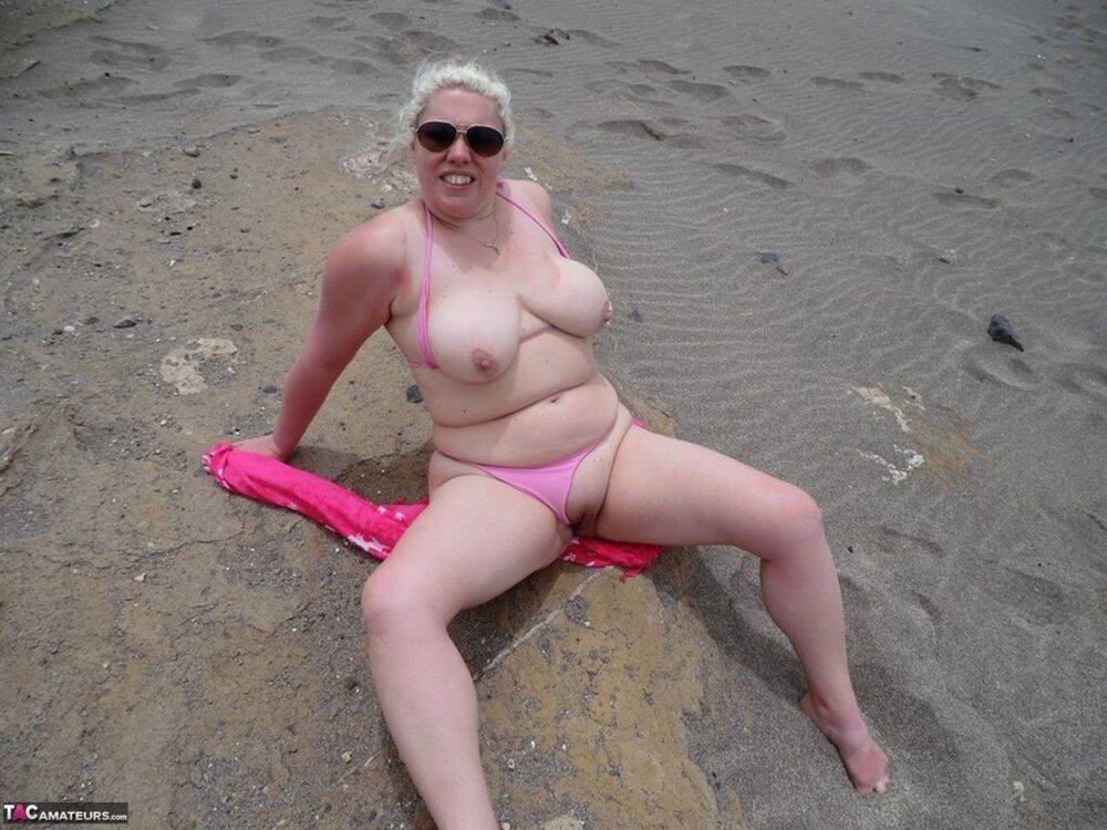 Older platinum blonde Barby exposes her plump body at the seaside - #3