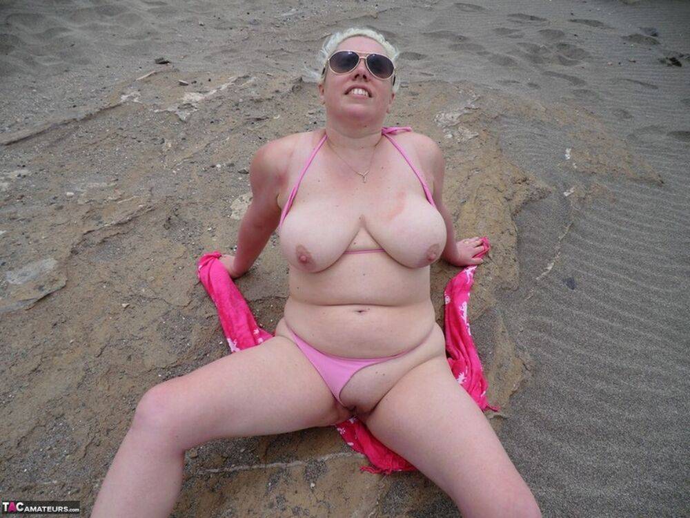 Older platinum blonde Barby exposes her plump body at the seaside - #6