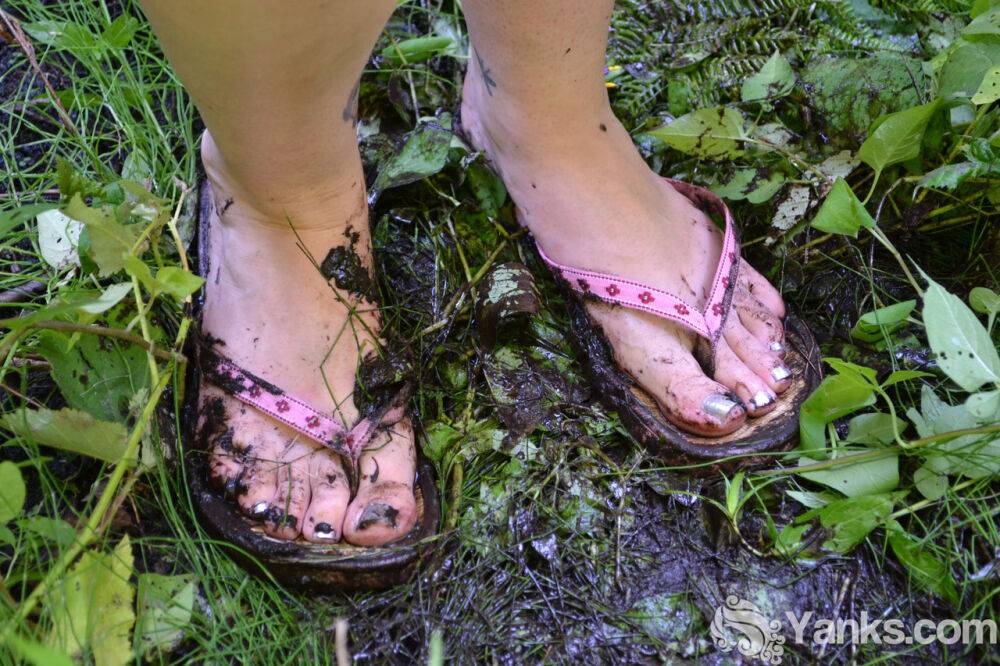 Amateur Hannah Belmont sports muddy feet while fingering her twat under a tree - #13