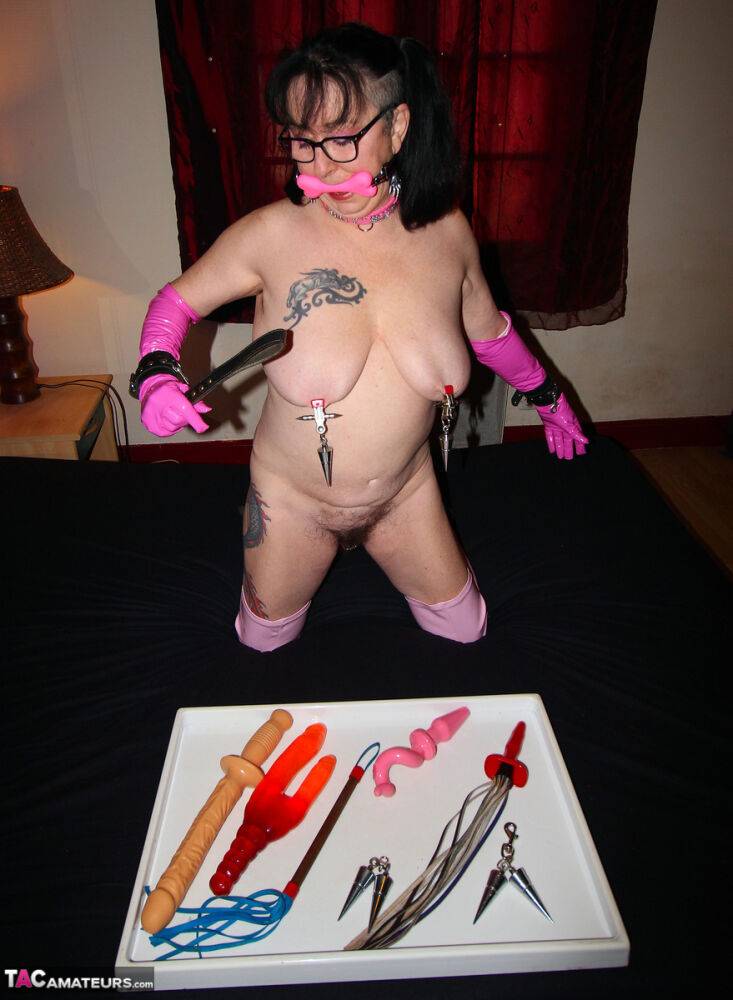 Amateur woman Mary Bitch smacks her beaver while wearing pink latex boots - #3