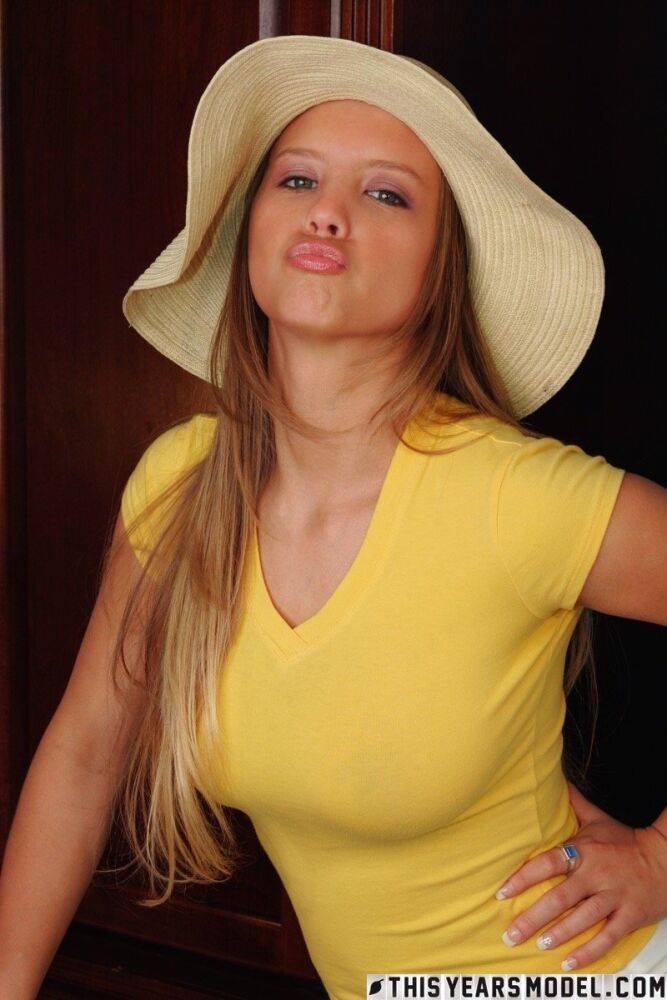 Curvy chick Dawson Miller purses her lips before getting naked in a sun hat - #5