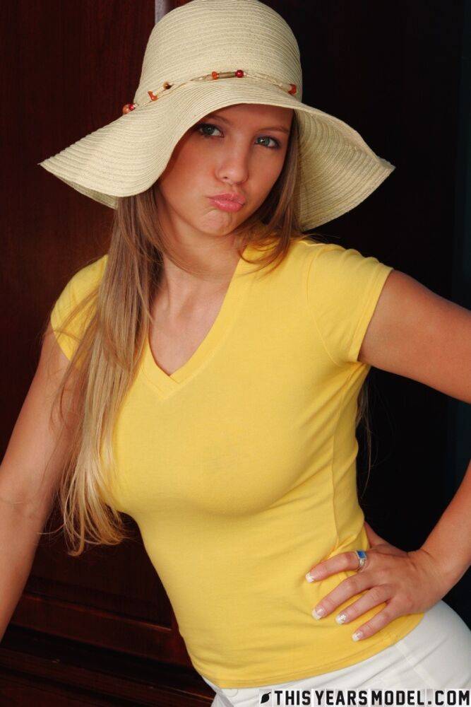 Curvy chick Dawson Miller purses her lips before getting naked in a sun hat - #9