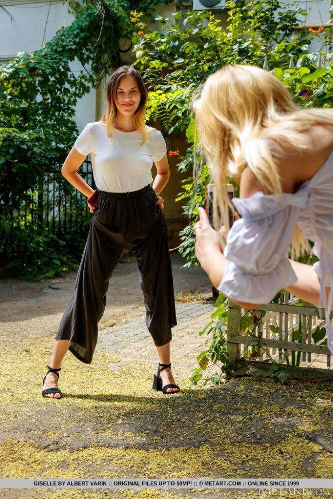 Stylish beauty Giselle poses for a girlfriend in the backyard, then takes you - #3