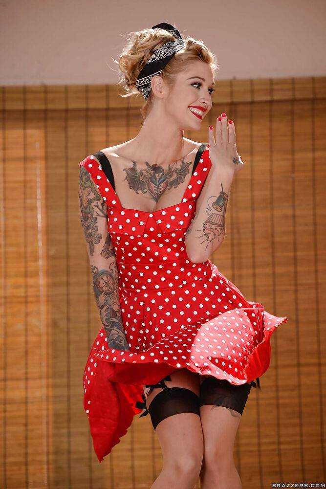 Top babe and pornstar Kleio Valentien striking sexy retro pose - #4