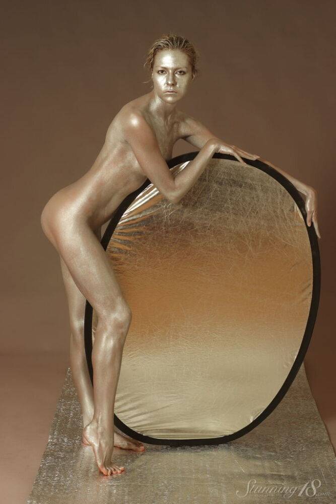 Nude model Agnes H sports the bronze look while hitting upon great poses - #11