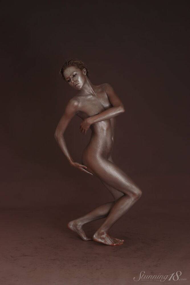 Nude model Agnes H sports the bronze look while hitting upon great poses - #9