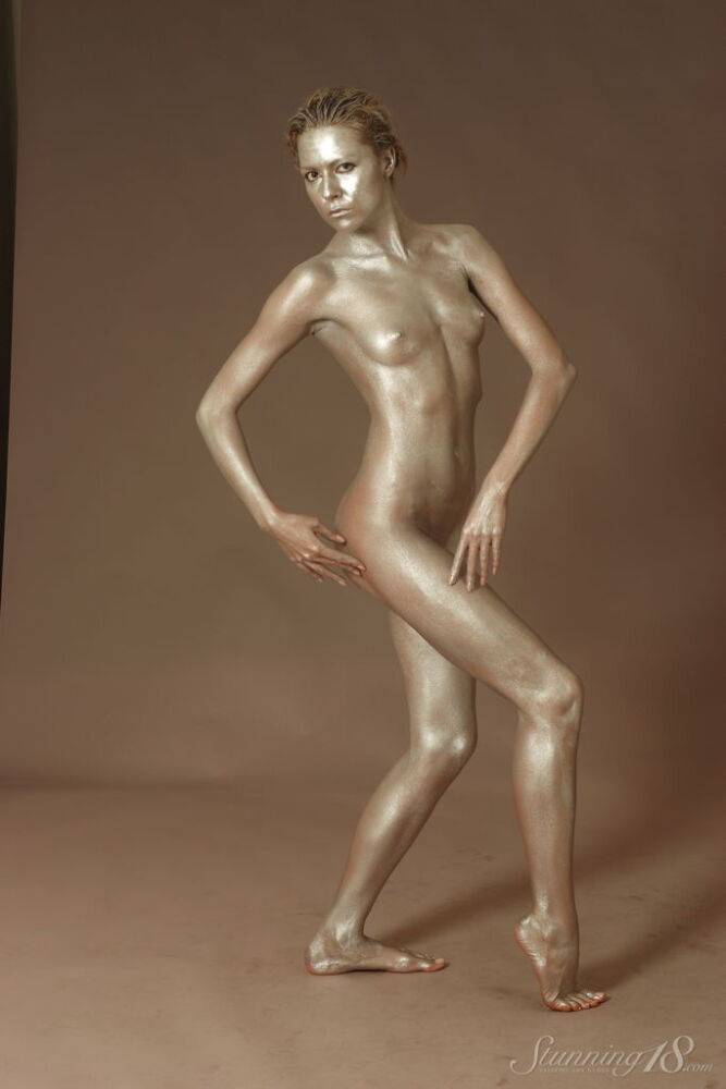 Nude model Agnes H sports the bronze look while hitting upon great poses - #7