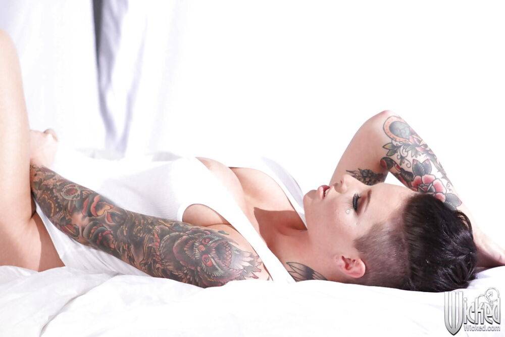 Tattooed knockout Christy Mack uncovering her flalwless curves - #10