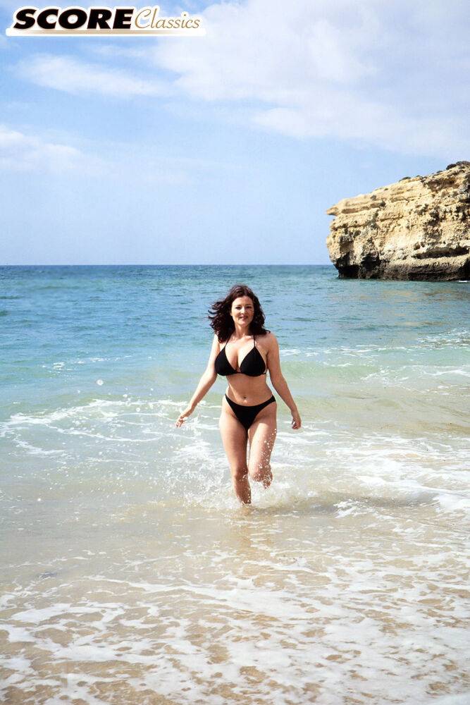 Brunette MILF Lorna Morgan releases her nice melons from bikini on a beach - #7