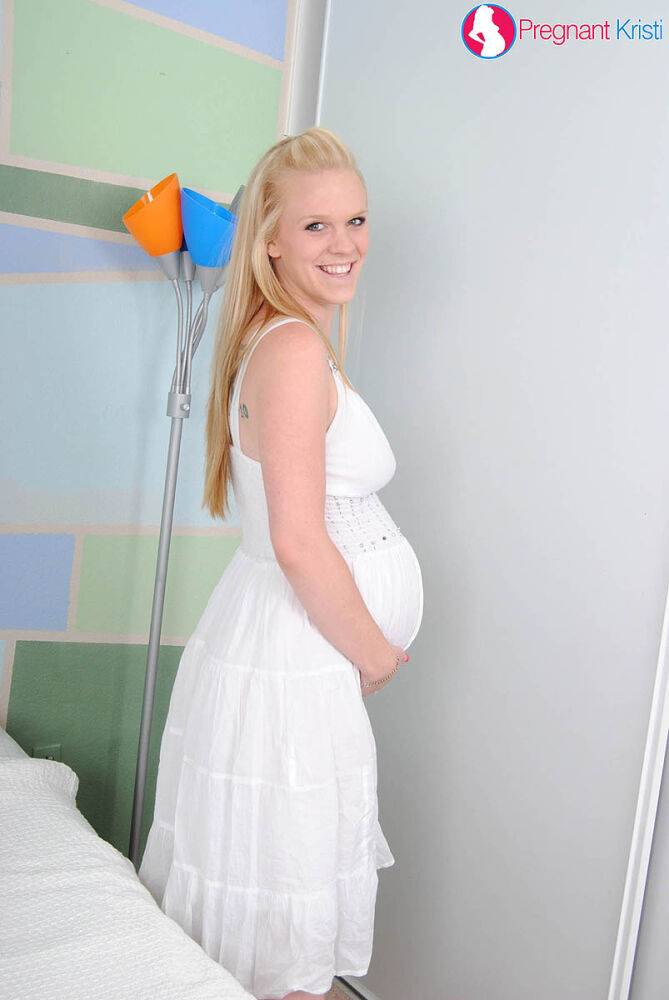 Blonde amateur Hydii May shows off preggo belly as she readies to masturbate | Photo: 3384088