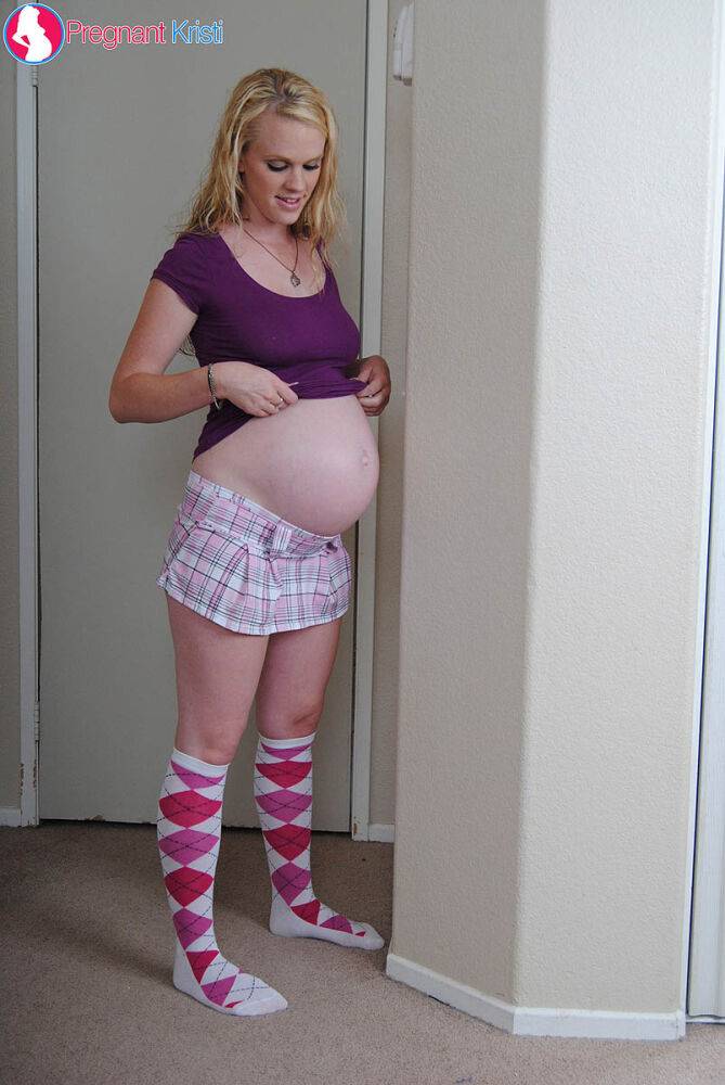 Blonde girl Hydii May puts her pregnant belly on display in knee socks | Photo: 3389735
