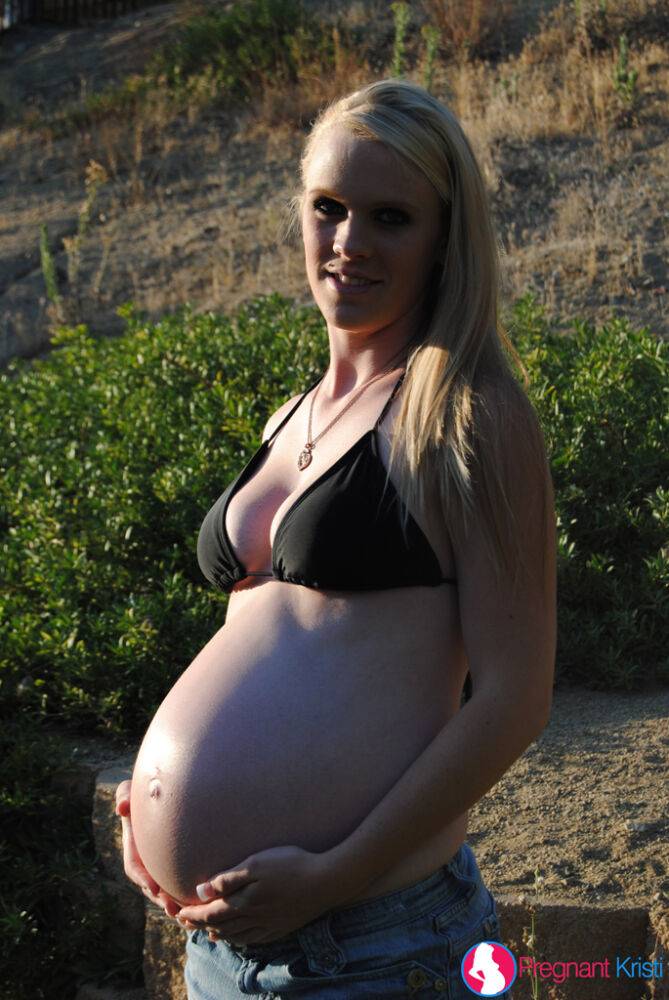Blonde amateur Hydii May shows her milk filled tits and pregnant belly outside | Photo: 3394657