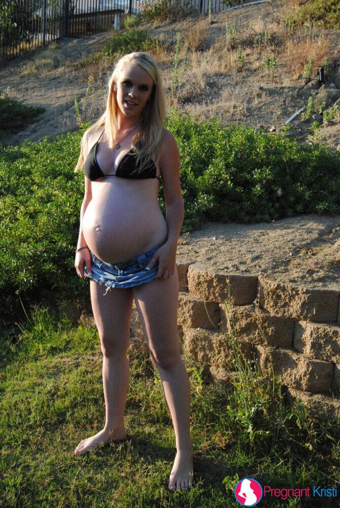 Blonde amateur Hydii May shows her milk filled tits and pregnant belly outside | Photo: 3394635