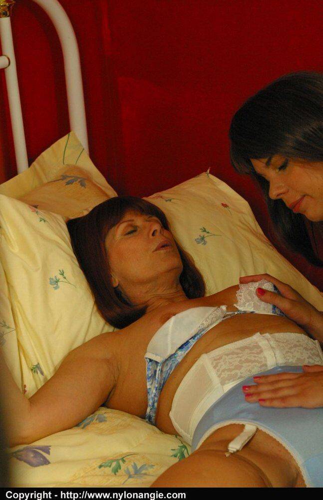 Mature lesbian Lauren kisses her younger lover in underwear and nylons - #7