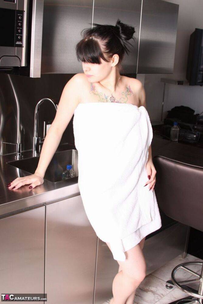 Tattooed amateur Susy Rocks fondles her great tits after removing a towel - #8