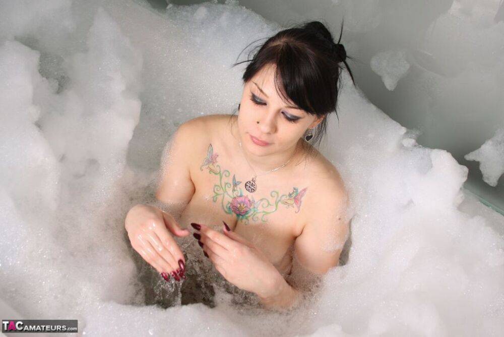 Amateur solo girl Susy Rocks covers her great body with soap bubbles - #13