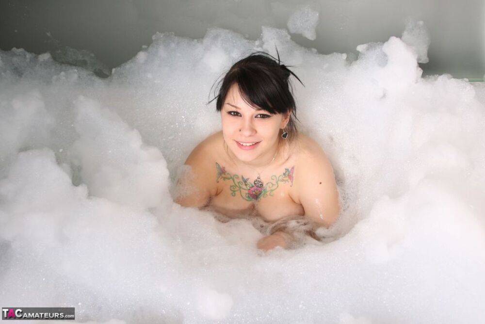 Amateur solo girl Susy Rocks covers her great body with soap bubbles - #3