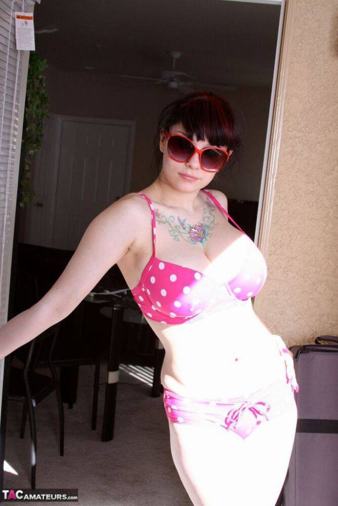 Inked amateur Susy Rocks releases her large boobs from a polka-dot bra | Photo: 3519242