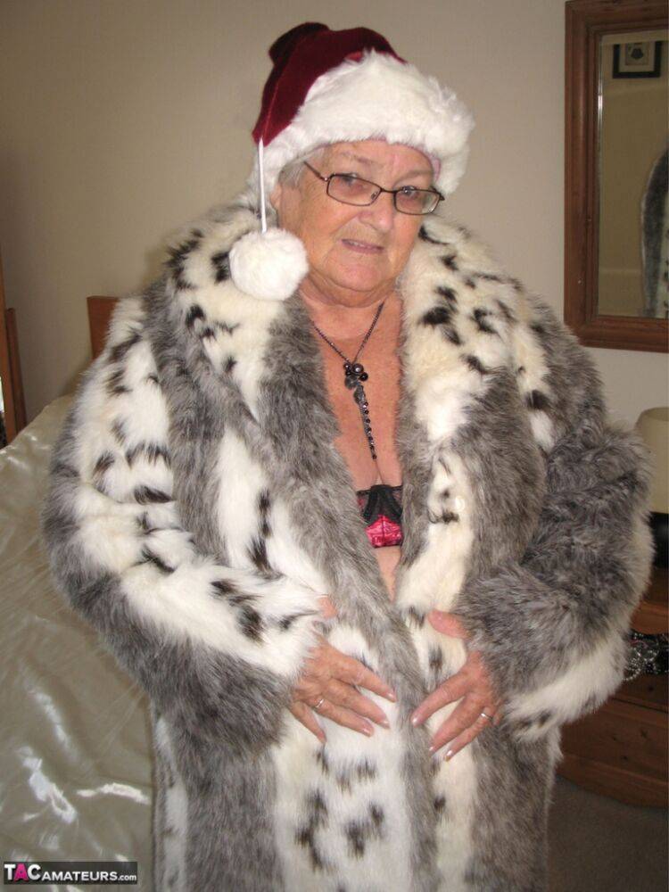 British nan Grandma Libby exposes her fat body in a Christmas hat and hosiery - #10