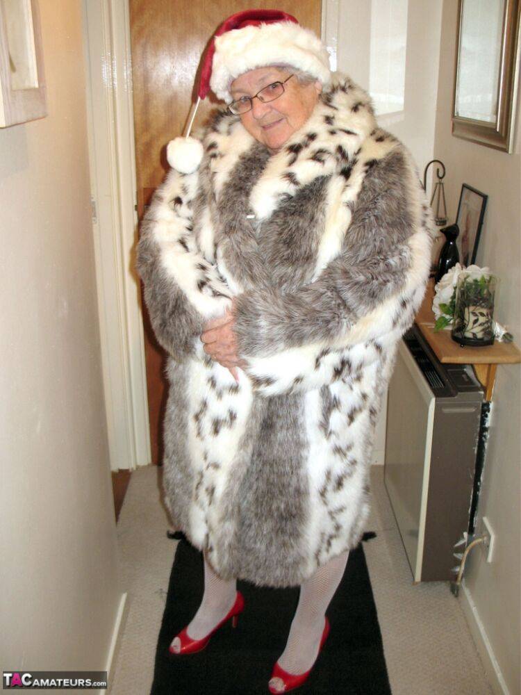 British nan Grandma Libby exposes her fat body in a Christmas hat and hosiery - #15