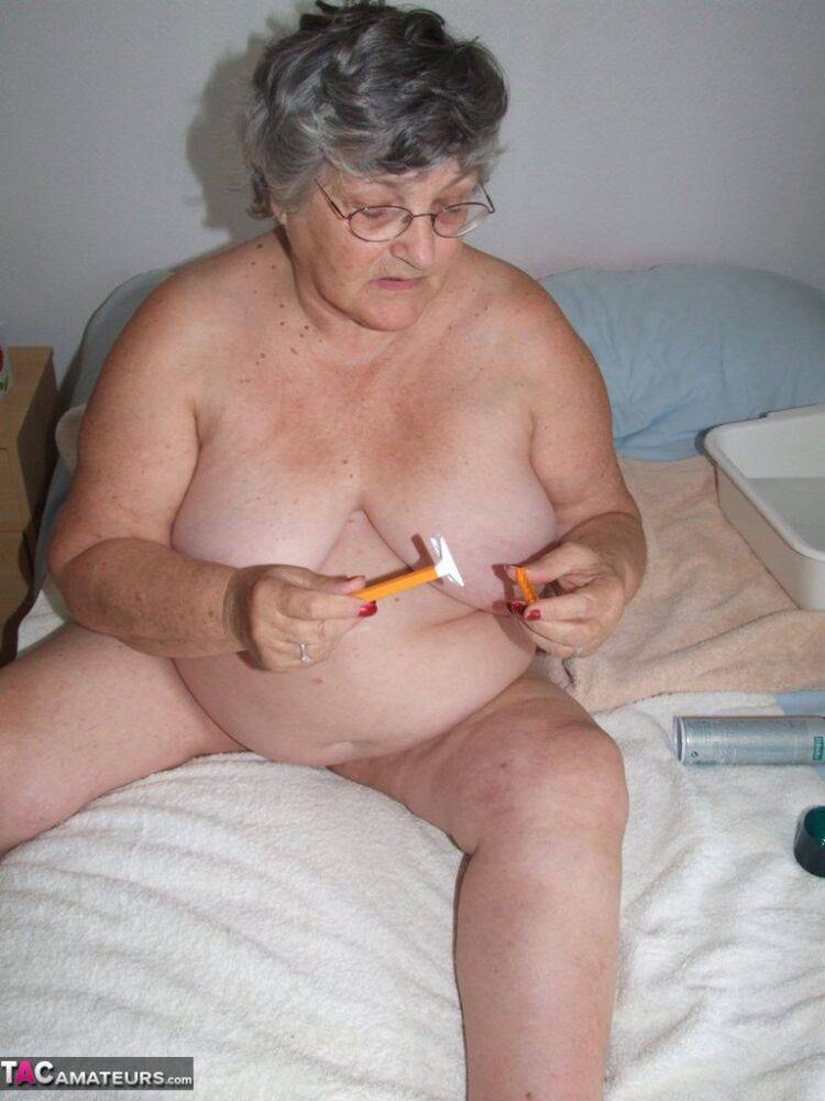 Obese woman Grandma Libby gives her underarms and snatch a fresh shave - #5