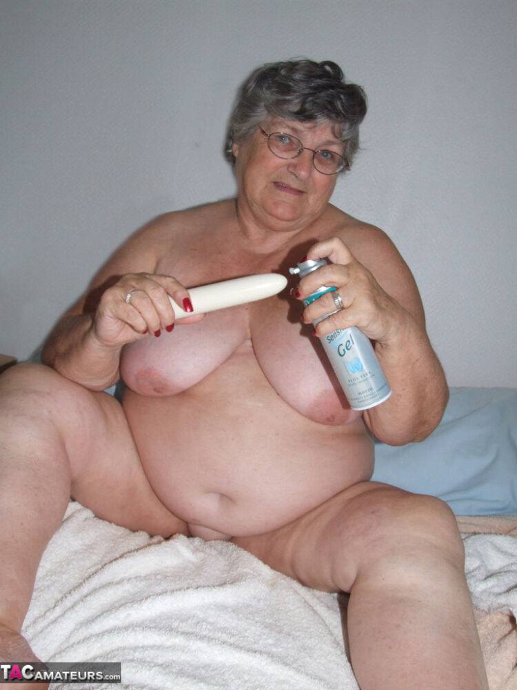 Obese woman Grandma Libby gives her underarms and snatch a fresh shave - #7